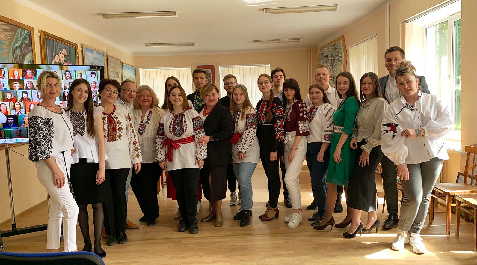 Студенти-випускники разом із викладачами після здачі екзамену